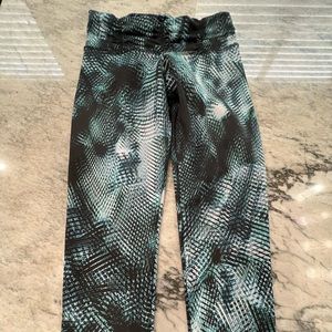 5 for $20 sale! Strut this, Capri length leggings, size medium, new without tags